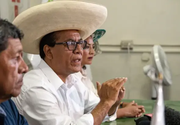 The presidential candidate for the leftist party Together for Peru, Roberto Sánchez, addresses the press. Photo: EFE. 