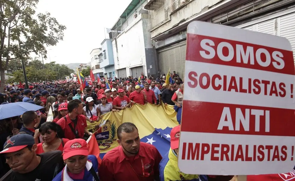 “We’re socialists and anti-imperialists!” banner in a Chavista march. Photo: Archive.