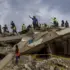 Rescue personnel search for survivors in the debris of a collapsed building. Photo: EFE.