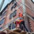 Government brigades retrofit a damaged building following the June 24 earthquakes in La Guaira, Venezuela. Photo: Doriana León/Ultimas Noticias.
