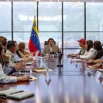 Venezuelan Transport Minister Francisco Garcés leads a meeting with governors and mayors to coordinate reconstruction and repair works following the June 24 earthquake. Photo: YVKE.