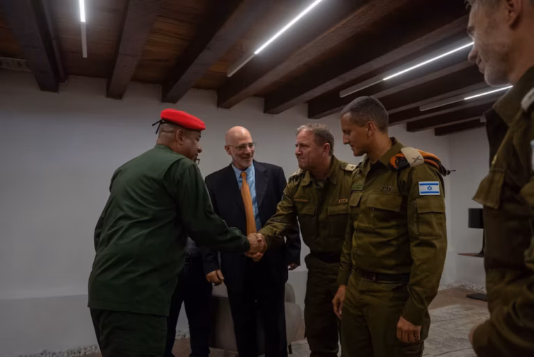 Yoed Magen, head of the Zionist entity's delegation to Venezuela, shakes hands with Venezuelan authorities. Photo: IDF.