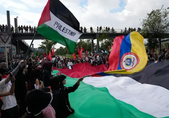Protesters demonstrate in support of the Palestinians and against Israeli war on Gaza, outside the US Embassy in Bogota, Colombia, Tuesday, Oct. 7, 2025. Photo: AP.