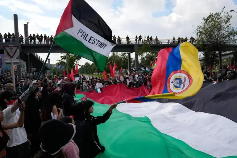 Protesters demonstrate in support of the Palestinians and against Israeli war on Gaza, outside the US Embassy in Bogota, Colombia, Tuesday, Oct. 7, 2025. Photo: AP.