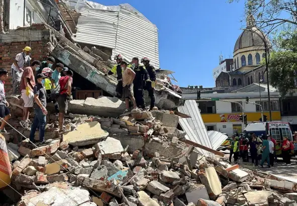 Residents and emergency personnel dig through debris from a partially collapsed building after an earthquake in Pereira, Colombia, on Monday, August 10, 2026. Photo: Reuters.