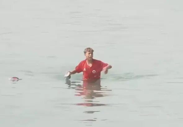 A Moroccan child reaches the coast of Ceuta. Photo: YouTube.