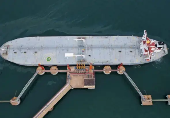 An oil tanker unloads imported crude oil at Qingdao port in China in 2022. Photo : AFP/Getty Images via Bloomberg.