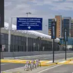 Entrance to the new Simón Bolívar International Airport provisional facilities, in a parking lot in front of the terminal. Photo: Miguel Gutierrez/EFE.