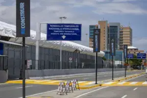 Entrance to the new Simón Bolívar International Airport provisional facilities, in a parking lot in front of the terminal. Photo: Miguel Gutierrez/EFE.