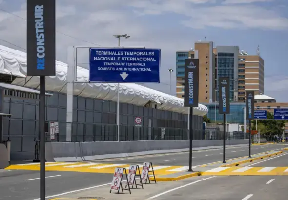 Entrance to the new Simón Bolívar International Airport provisional facilities, in a parking lot in front of the terminal. Photo: Miguel Gutierrez/EFE.