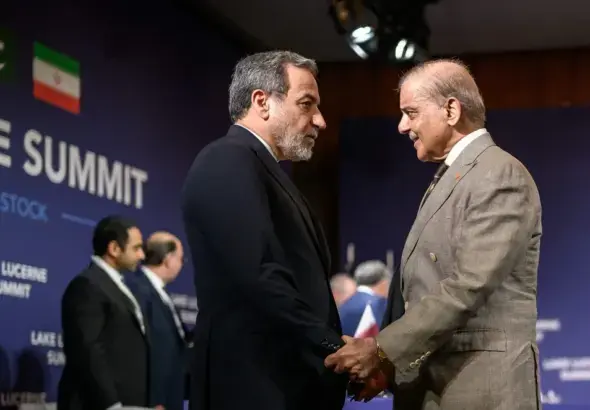 Iranian Foreign Minister Abbas Araghchi (left) and Pakistani Prime Minister Shehbaz Sharif. Photo: AP.