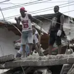 The inhabitants of Quibdó are calling for an institutional presence with real solutions to the loss of homes and livelihoods, while families are spending the night in the open after the earthquake that affected Colombia. Photo: EFE.