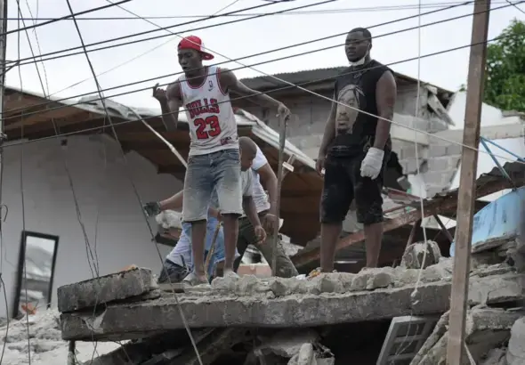 The inhabitants of Quibdó are calling for an institutional presence with real solutions to the loss of homes and livelihoods, while families are spending the night in the open after the earthquake that affected Colombia. Photo: EFE.