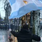 Protesters and police clash in front of the Argentinian Congress in Buenos Aires, August 6, 2026. Photo: Telesur.