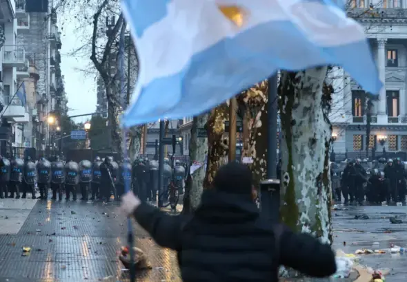 Protesters and police clash in front of the Argentinian Congress in Buenos Aires, August 6, 2026. Photo: Telesur.