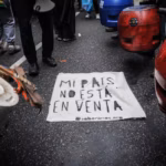 Argentinian protesters show a banner that says "My country is not on sale" against the Land Law proposed by the government. Photo: Guadalupe Lombardo.