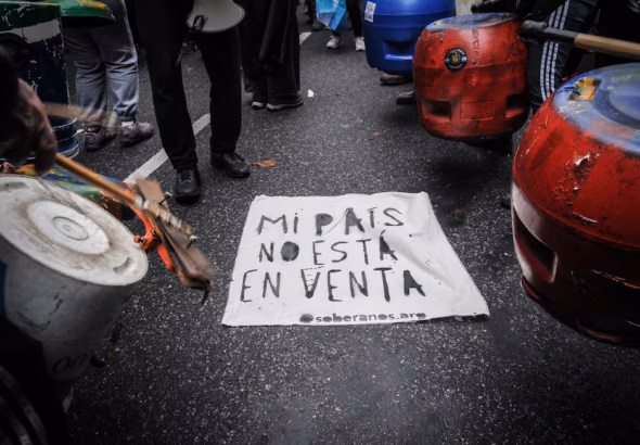Argentinian protesters show a banner that says "My country is not on sale" against the Land Law proposed by the government. Photo: Guadalupe Lombardo.