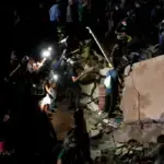 Cali residents search for survivors among the rubble of a building toppled in a 7.4 magnitude earthquake that struck Colombia on August 10, 2026. Photo: Telesur.