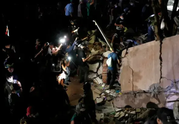 Cali residents search for survivors among the rubble of a building toppled in a 7.4 magnitude earthquake that struck Colombia on August 10, 2026. Photo: Telesur.