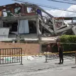 People look at a building destroyed by the 7.4 magnitude earthquake in Cali, Colombia. Photo: EFE/Ernesto Guzmán.