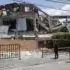 People look at a building destroyed by the 7.4 magnitude earthquake in Cali, Colombia. Photo: EFE/Ernesto Guzmán.