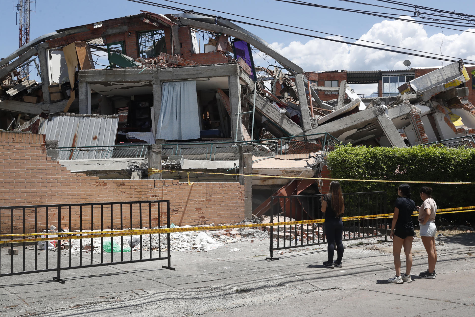 People look at a building destroyed by the 7.4 magnitude earthquake in Cali, Colombia. Photo: EFE/Ernesto Guzmán.