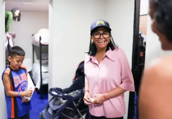 Venezuelan Acting President Delcy Rodríguez speaks to an earthquake-affected family relocated to the Poliedro de Caracas. Photo: Presidential Press.