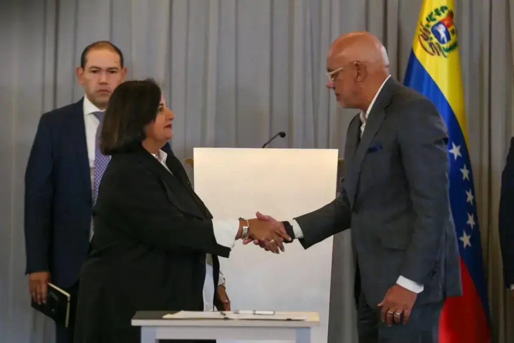Jorge Rodríguez and Dinorah Figuera during the announcement of the first agreement between the Venezuelan government and the 2015 National Assembly, August 12, 2026. Photo: AVN.