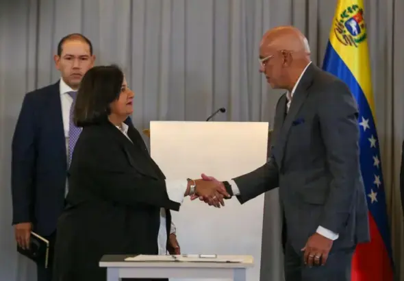 Jorge Rodríguez and Dinorah Figuera during the announcement of the first agreement between the Venezuelan government and the 2015 National Assembly, August 12, 2026. Photo: AVN.