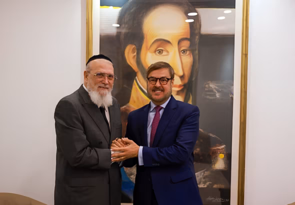 Venezuelan Foreign Minister Felix Plasencia shakes hands with the head of the Jewish community in Venezuela, Rabbi Isaac Cohen, in Caracas on Sunday, August 9, 2026. Photo: X/@Cancilleria_ve.