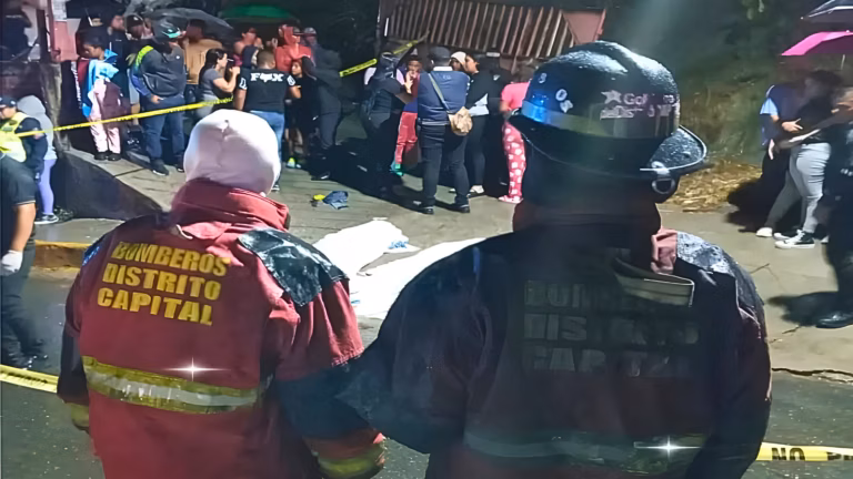 Bodies of two teenage victims of heavy rains reported in Caracas on Sunday, August 16, 2026. Photo: IG/@cpablopalacios.