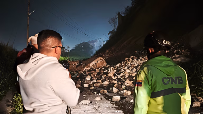 Capital District Head of Government Nahum Fernández inspecting damage caused by a 4.0 earthquake reported in Caracas, Venezuela, on August 18, 2026. Photo: IG/@nahumjfernandez.