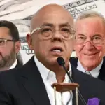 Photo composition depicting National Assembly President Jorge Rodríguez, US neoliberal economist Steve Hanke, and opposition Deputy Antonio Ecarri against a backdrop of US dollar bills and a calculator. Photo: Orinoco Tribune composition based on a CriptoNoticias photo.
