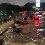 Vehicles stranded at the Valle-Coche highway in Caracas after heavy rain struke the area on Saturday, August 22, 2026. Photo: X/@elestimulo.