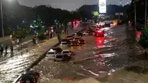 Vehicles stranded at the Valle-Coche highway in Caracas after heavy rain struke the area on Saturday, August 22, 2026. Photo: X/@elestimulo.