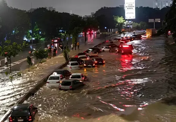 Vehicles stranded at the Valle-Coche highway in Caracas after heavy rain struke the area on Saturday, August 22, 2026. Photo: X/@elestimulo.