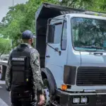Police personnel stop vehicles at a checkpoint. Photo: Correo del Caroni.