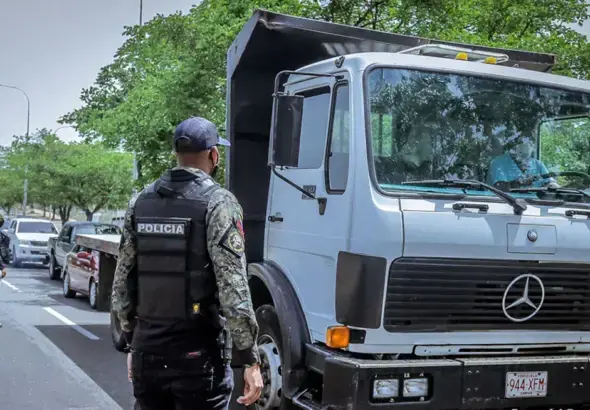 Police personnel stop vehicles at a checkpoint. Photo: Correo del Caroni.