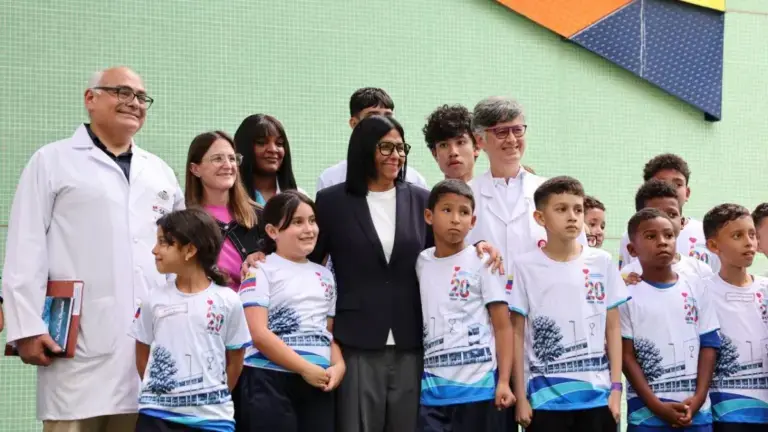 Venezuelan Acting President Delcy Rodríguez with patients and healthcare specialists at the Dr. Gilberto Rodríguez Ochoa Latin American Children’s Cardiology Hospital in Caracas. Photo: Presidential Press.