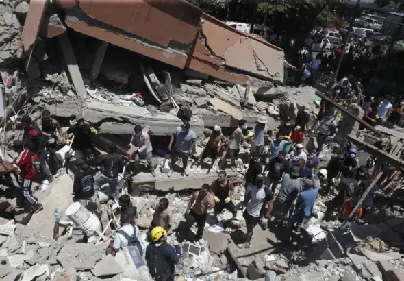 Colombian citizens respond to the devastating earthquake. Photo: EFE.