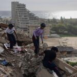 Emergency responders trying to recover casualties in a collapsed building in Catia La Mar, La Guaira state, Venezuela. Photo: ANSA/EPA.
