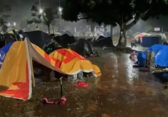 Heavy rain falls on a street in Pereira, Colombia, complicating conditions for earthquake survivors. Photo: teleSUR.