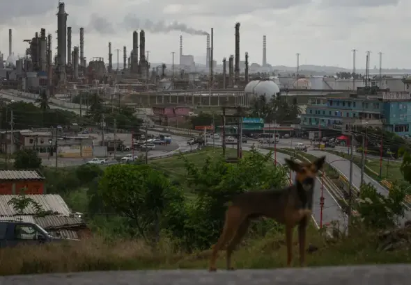 View of the El Palito refinery, owned by the Venezuelan state oil company PDVSA, from the El Faro district in Carabobo state. Photo: Jesus Vargas/picture alliance/Getty Images.