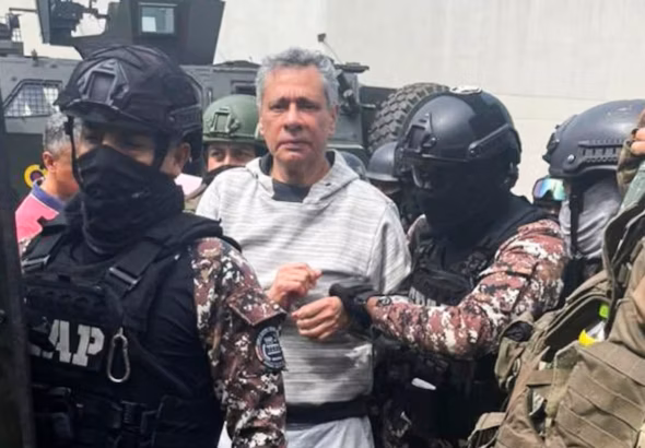 Jorge Glas, guarded by police officers upon his entry into La Roca prison in Guayaquil, Ecuador on April 7, 2024. Photo: Alina Manrique/El Pais/file photo.