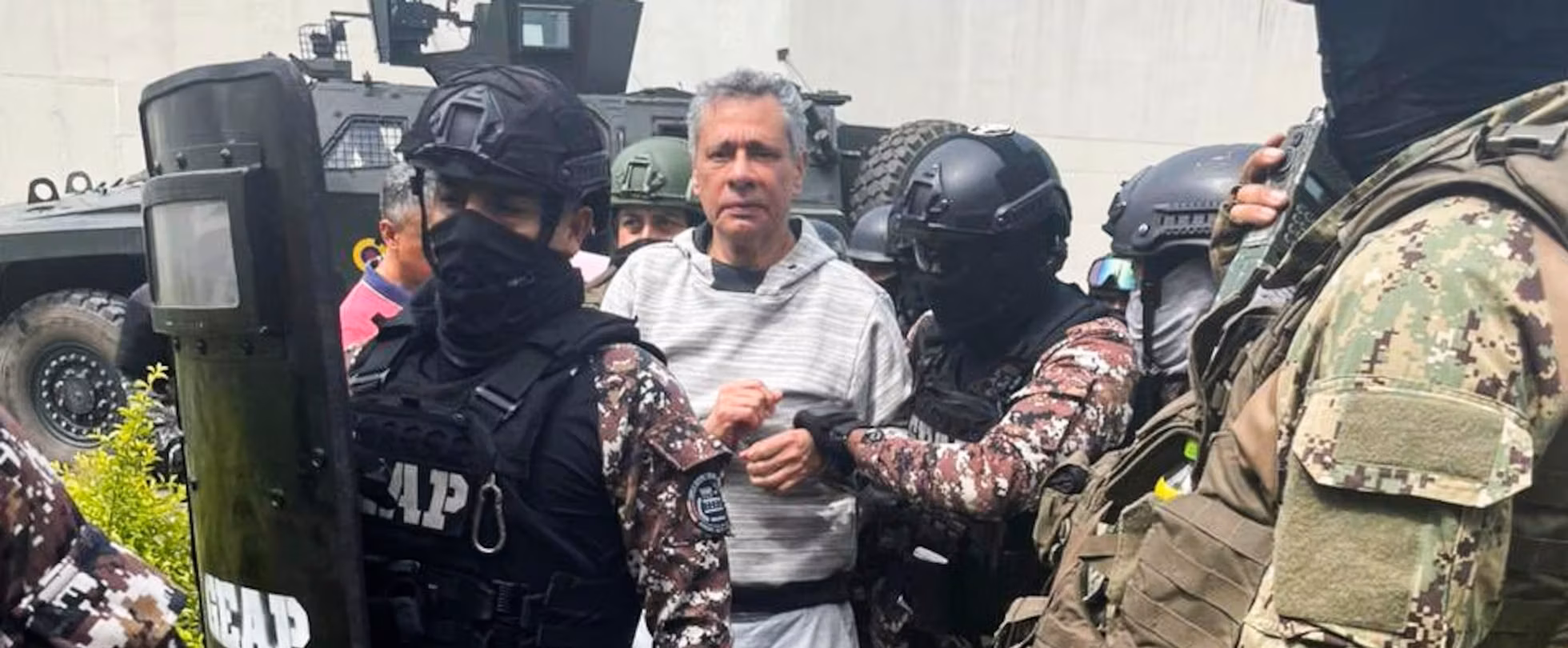 Jorge Glas, guarded by police officers upon his entry into La Roca prison in Guayaquil, Ecuador on April 7, 2024. Photo: Alina Manrique/El Pais/file photo.