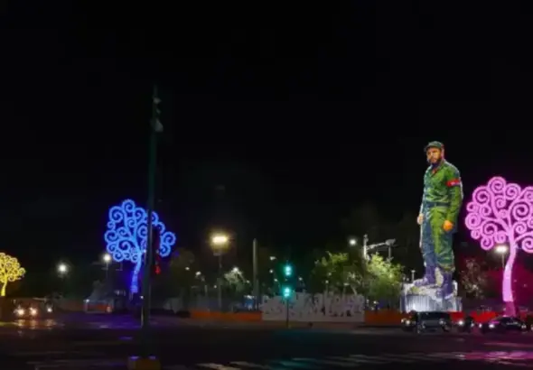 The metal sculpture was placed on the central Bolívar a Chávez Avenue in Managua, as part of the special series of activities organized in the country to commemorate the 100th anniversary of the revolutionary leader. Photo: El 19 Digital.