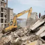 Emergency responders use an excavator to clear debris from buildings damaged by the June 24 earthquakes in La Guaira, Venezuela, July 9, 2026. Photo: Ronald Peña R/EFE.