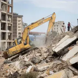 Emergency responders use an excavator to clear debris from buildings damaged by the June 24 earthquakes in La Guaira, Venezuela, July 9, 2026. Photo: Ronald Peña R/EFE.