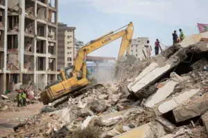 Emergency responders use an excavator to clear debris from buildings damaged by the June 24 earthquakes in La Guaira, Venezuela, July 9, 2026. Photo: Ronald Peña R/EFE.