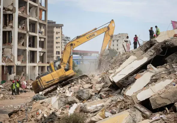 Emergency responders use an excavator to clear debris from buildings damaged by the June 24 earthquakes in La Guaira, Venezuela, July 9, 2026. Photo: Ronald Peña R/EFE.